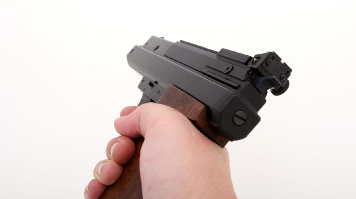 Macabro asesinato: Lleno de sangre, hallan cuerpo tirado en un baño; lo mataron a balazos