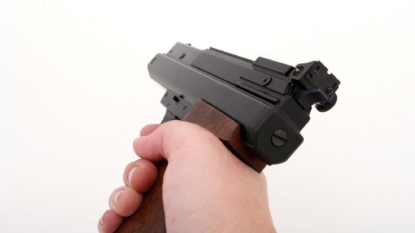 Macabro asesinato: Lleno de sangre, hallan cuerpo tirado en un baño; lo mataron a balazos