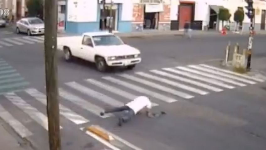 FUERTE VIDEO: Anciano sufre brutal caída en plena calle ¡y se salva de morir atropellado!