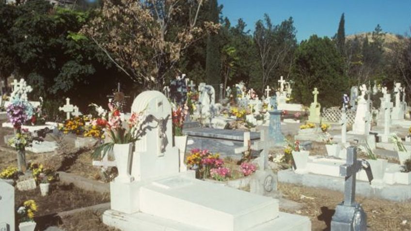 De película: Localizan a hombre ejecutado entre tumbas de panteón; presenta signos de violencia