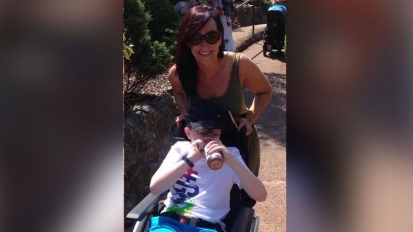 FOTO: Mamá sufre "las 2 peores semanas de su vida" por las reacciones a la vacuna del Covid-19