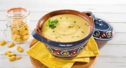 Comienza tus comidas con esta sopa de habas que se convertirá en tu platillo estrella