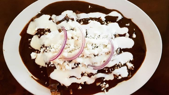 ¡Delicioso y tradicional! Prepara unas ricas enchiladas de mole para la comida de hoy