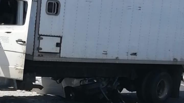 ¡Fatal accidente! Hombre choca contra un camión de carga, queda prensado y pierde la vida