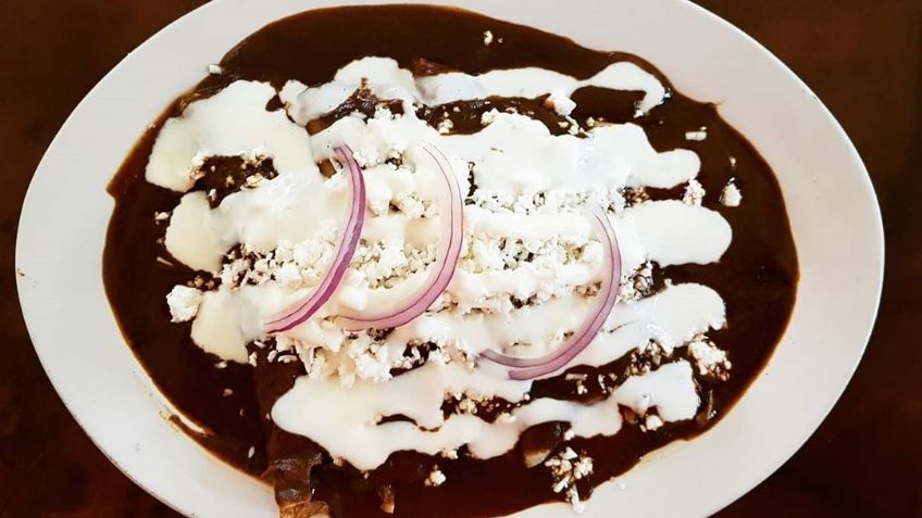 ¡Delicioso y tradicional! Prepara unas ricas enchiladas de mole para la comida de hoy