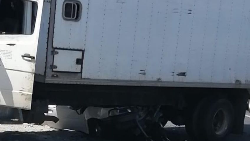 ¡Fatal accidente! Hombre choca contra un camión de carga, queda prensado y pierde la vida