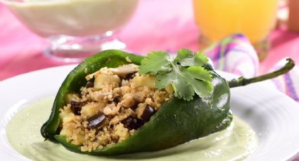 ¡Muy mexicano! Este chile relleno de quínoa es el platillo perfecto vegano