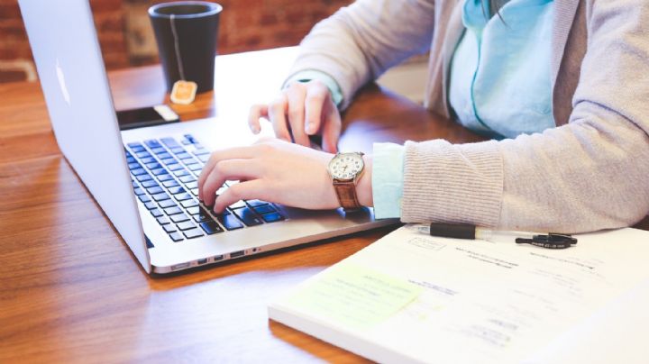 ¡Actívate! Estos ejercicios de 3 minutos te ayudarán a mover el cuerpo aún en la oficina