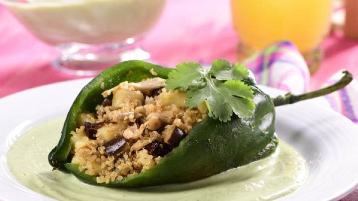 ¡Muy mexicano! Este chile relleno de quínoa es el platillo perfecto vegano