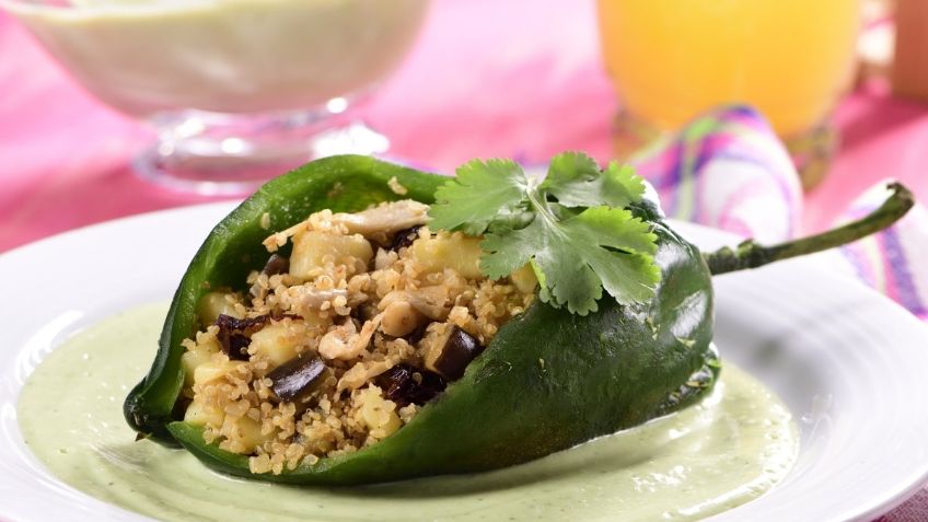 ¡Muy mexicano! Este chile relleno de quínoa es el platillo perfecto vegano