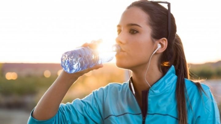 Evita un golpe de calor con estos consejos para mantenerse hidratado