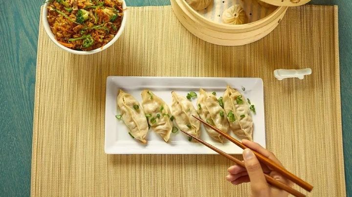 Joven de 16 años comía en restaurante y dos hombres la apuñalan; revelan identidades de atacantes