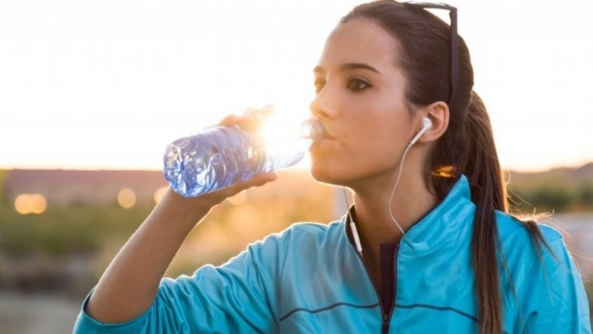 Evita un golpe de calor con estos consejos para mantenerse hidratado