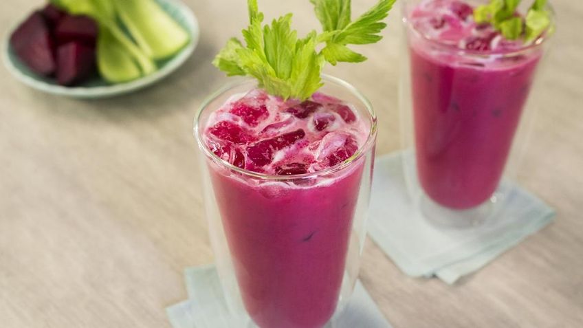 Reinventa el sabor de tus comidas al acompañarlas con esta agua de betabel con naranja