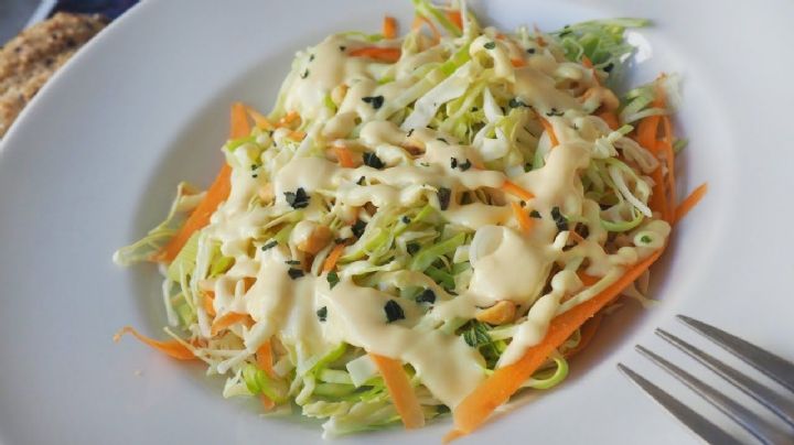 ¿Se te acaban las ideas? Deleita tu paladar con esta ensalada de col y pollo para Cuaresma