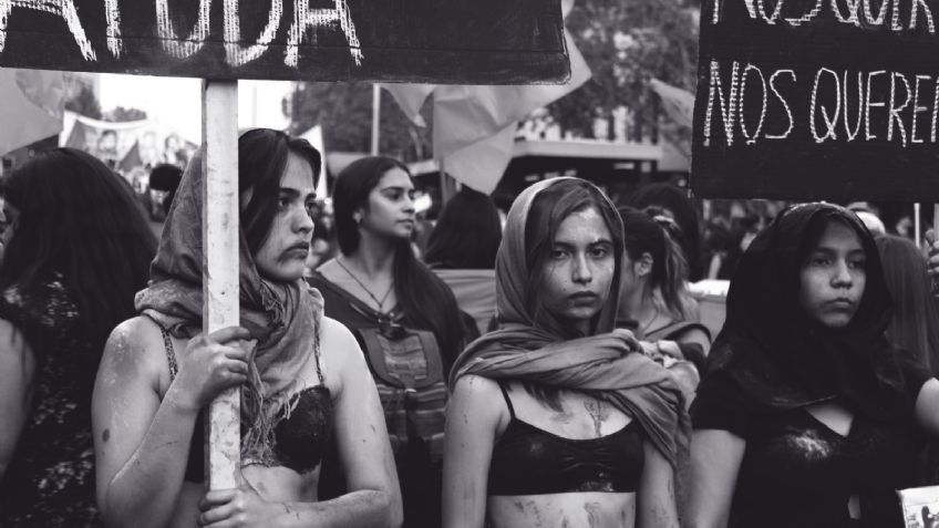 VIDEO: Manifestantes en marcha 8M se unen para tirar 'muro' de Monumento a la Revolución