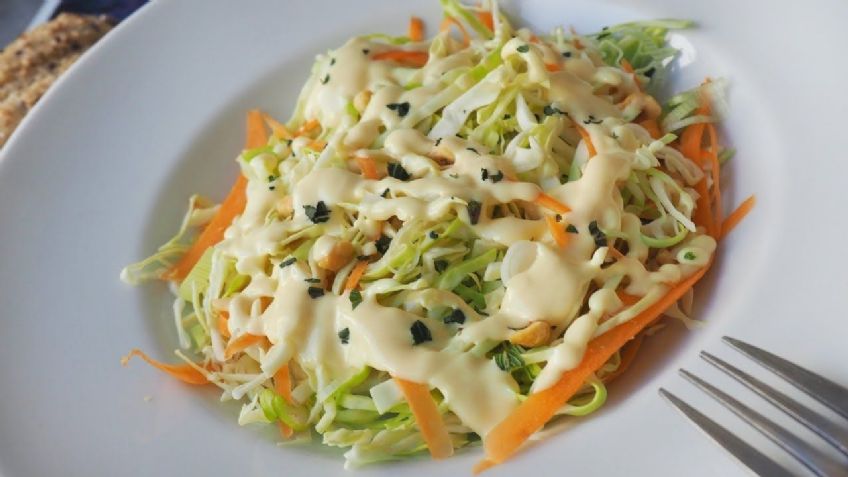 ¿Se te acaban las ideas? Deleita tu paladar con esta ensalada de col y pollo para Cuaresma