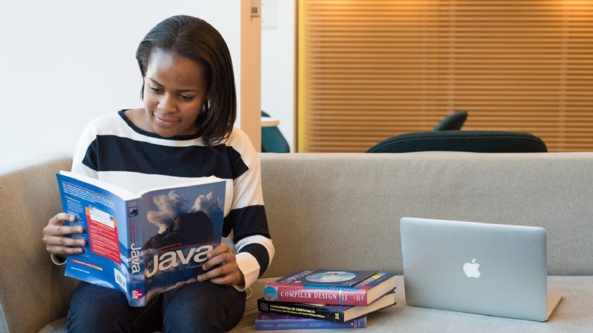 ¿Hombres o mujeres? Conoce quiénes leen más en México, según información del Inegi