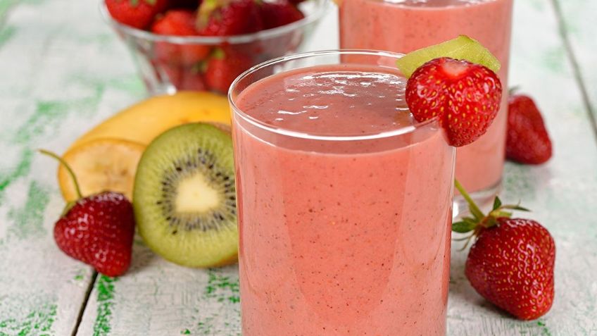 ¿No sabes qué cenar? Este licuado de fresas con kiwi es ligero e ideal para la noche