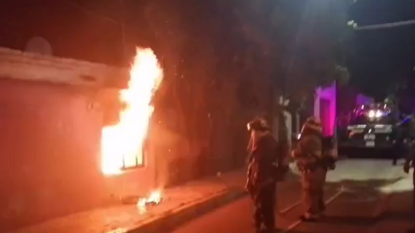 Cajeme: Devastador incendio consume casa en la Ladrillera; le arrojaron bomba 'molotov'