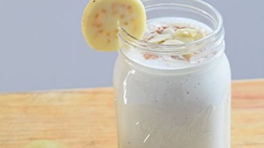 ¿Desayuno completo para llevar? Este licuado de avena con guayaba te acompañará en tu día
