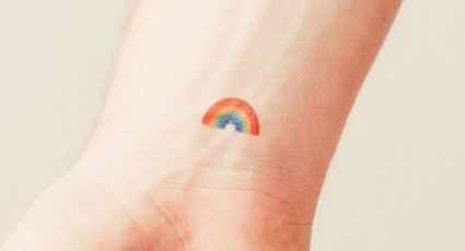Ve el lado colorido de la vida con estos tatuajes para mujeres de arcoíris