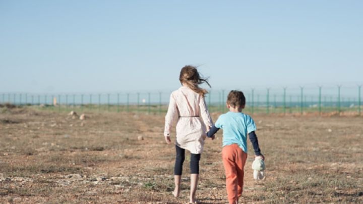 FUERTE VIDEO: El momento en el que 'coyotes' tiran a niñas, de 3 y 5 años, en el desierto de EU