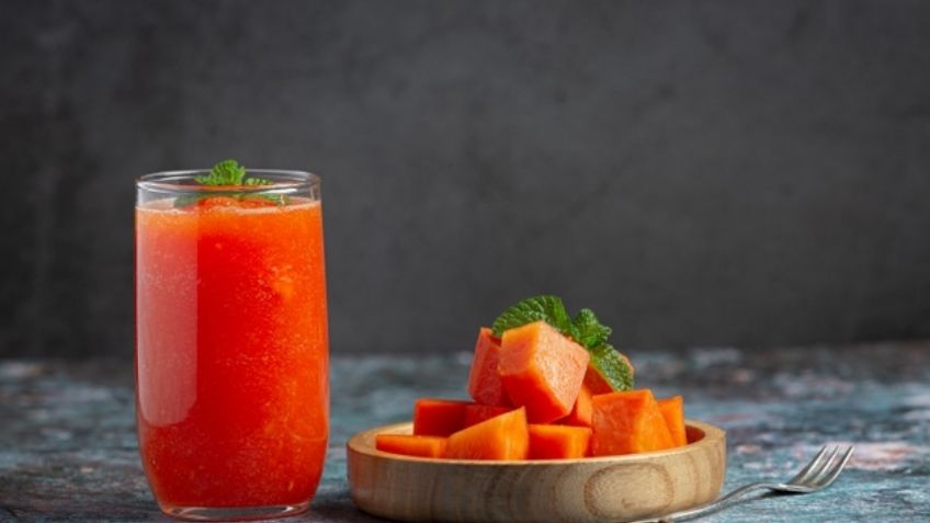 Saborea el refrescante sabor de esta agua de papaya con mango y olvídate del calor