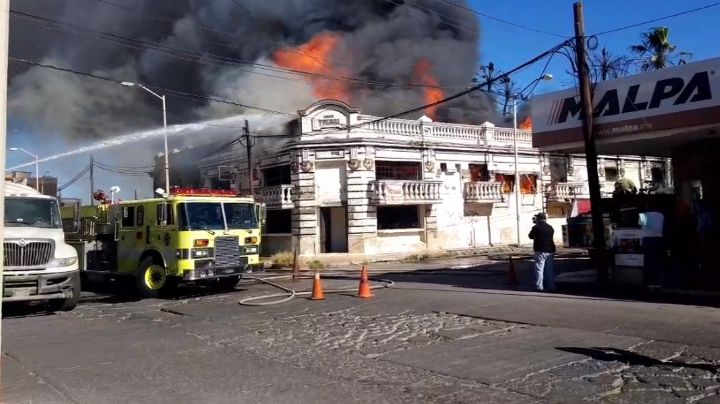 Impresionante incendio se registra en pleno centro del Puerto de Guaymas