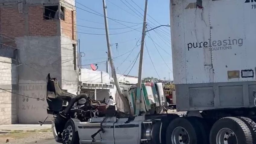 SLP: Camión con pasajeros se impacta contra un tráiler; hay 3 muertos y 18 heridos