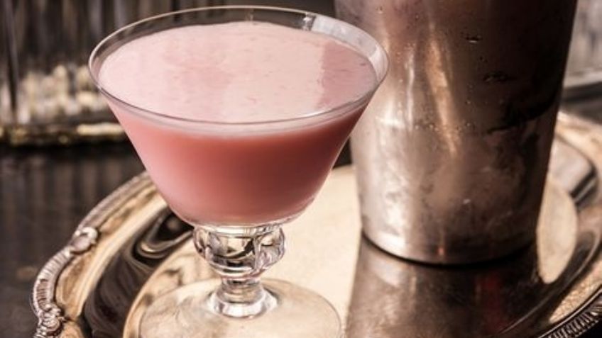 Comienza tu fin de semana con este cóctel 'pink lady' de ginebra