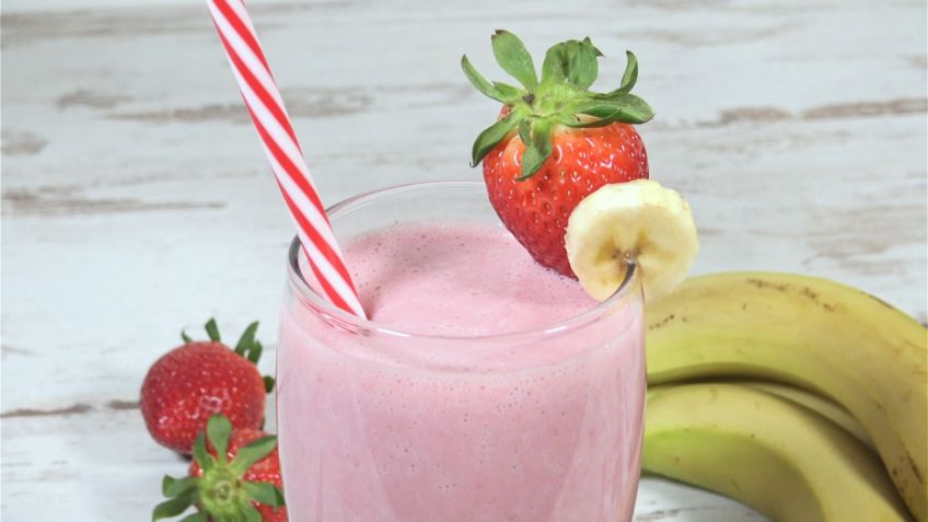 Dale un toque refrescante a tu comida con esta cremosa agua de fresa y plátano