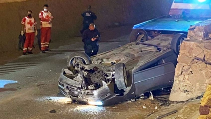 Aparatoso choque volcadura deja a copiloto herido de gravedad en Nogales; arrestan al conductor