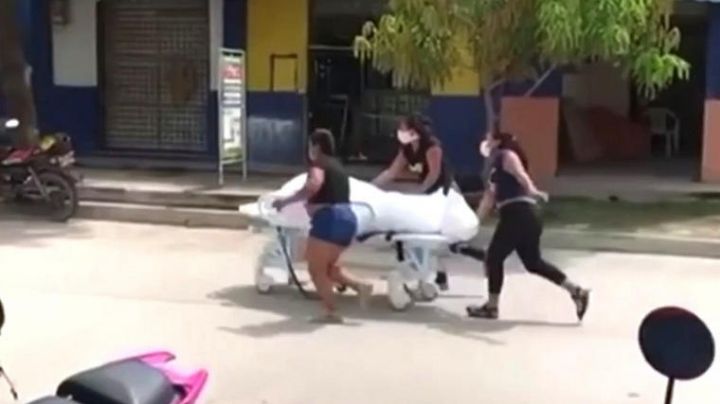 VIDEO: 'Roban' cadáver de hospital y lo empujan por las calles; falleció de Covid-19