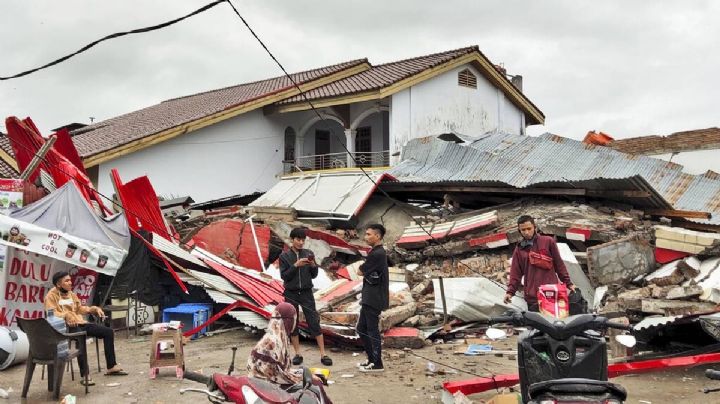 8 muertos y 23 heridos, el saldo del fuerte terremoto en Indonesia; hay 300 edificios dañados