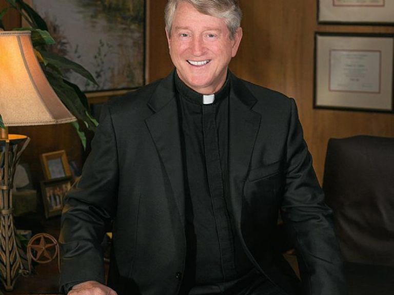 El sacerdote Daniel Lahart fue removido de su cargo