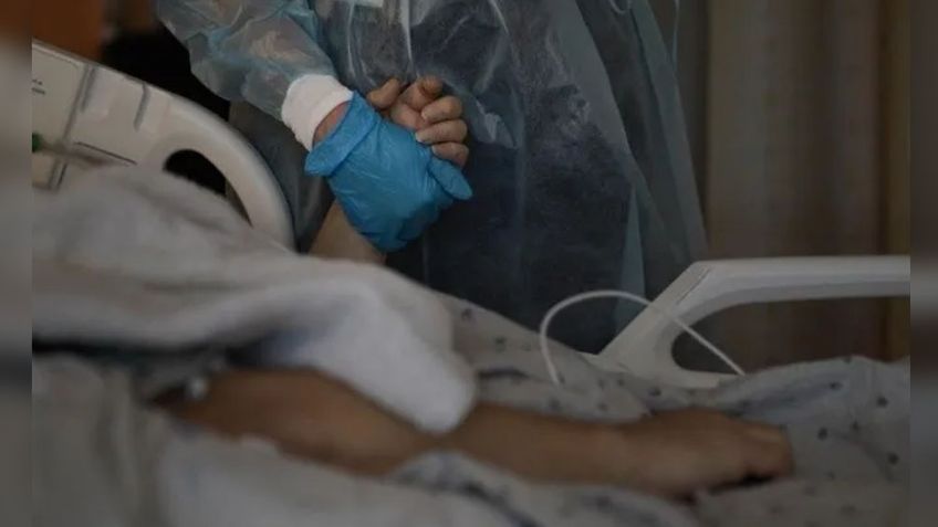 A punto de morir por complicaciones de Covid-19, hombre confiesa infidelidad a su esposa