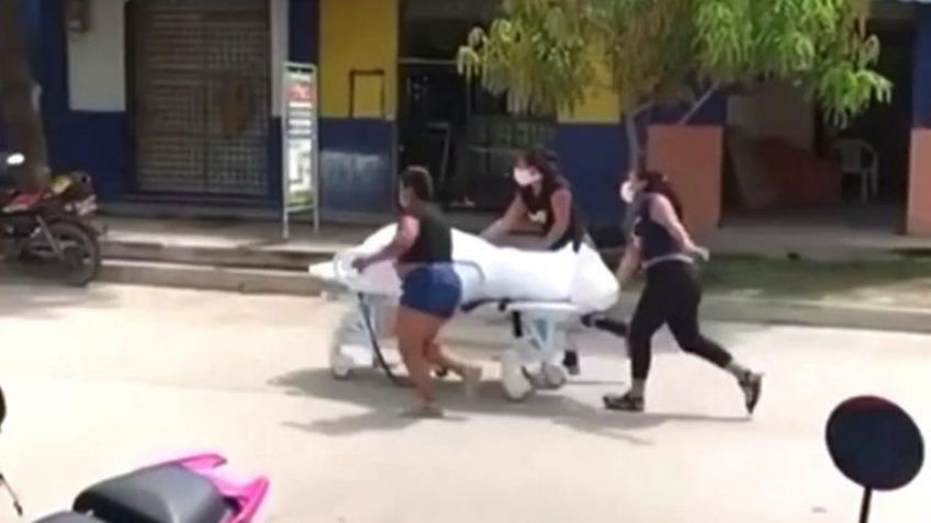 VIDEO: 'Roban' cadáver de hospital y lo empujan por las calles; falleció de Covid-19