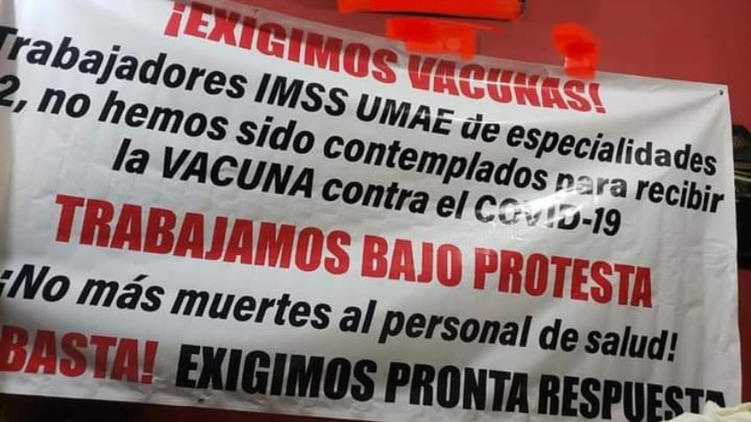 Personal del IMSS Cajeme coloca manta de protesta por falta de vacunación contra Covid-19