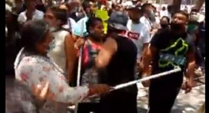 VIDEO: Comerciantes insultan y agreden con palos a feministas por instalar un bazar en CDMX