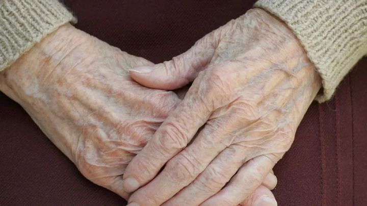 Macabro hallazgo: Anciana sobrevive al cáncer y la encuentran estrangulada; su esposo estaba colgado