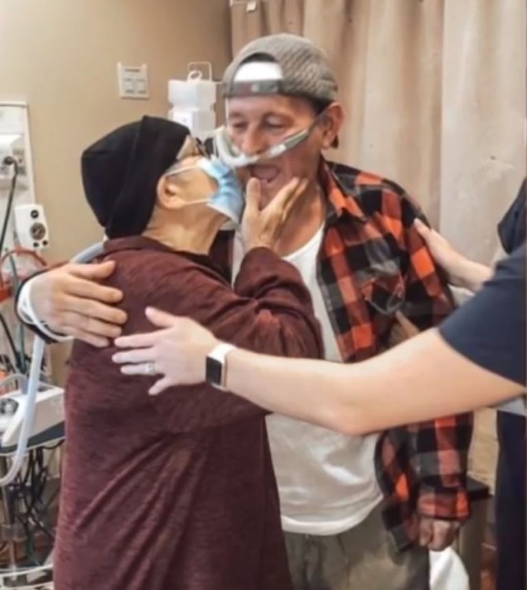 Marta y Julio Chumel se casaron en un hospital