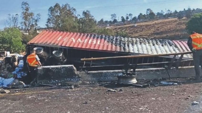 Muere calcinado el chofer de un tráiler volcado en Edomex; no pudo salir de la cabina