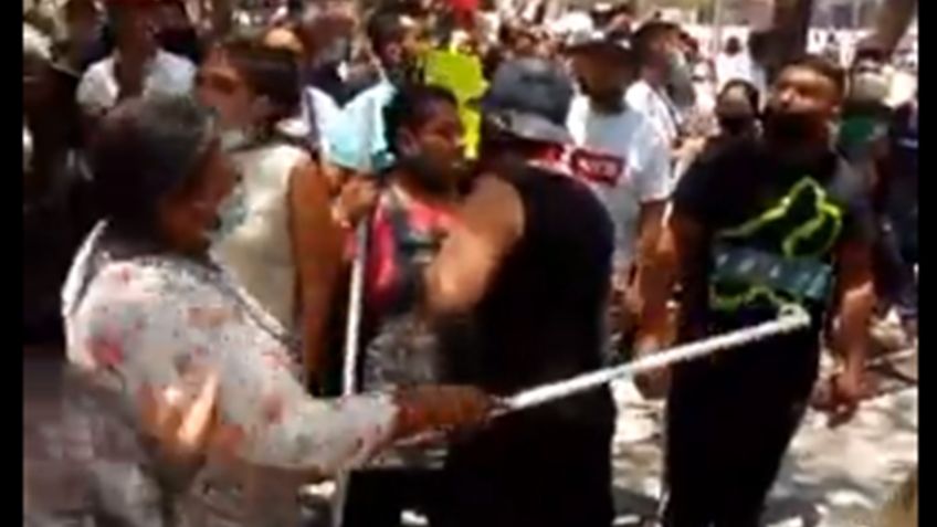 VIDEO: Comerciantes insultan y agreden con palos a feministas por instalar un bazar en CDMX