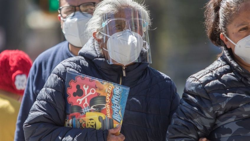 ¡Qué susto! 'Abuelita' se desvanece tras recibir vacuna contra Covid-19 en Milpa Alta