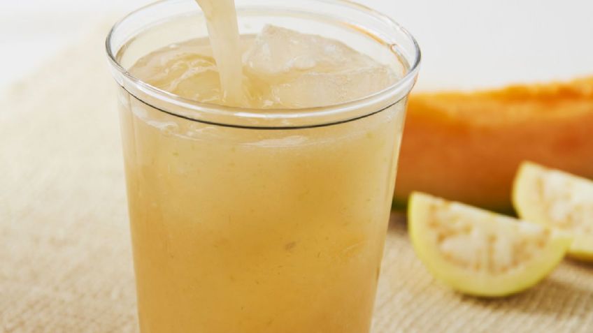¡Refresca tus días! Aprende a preparar una exquisita agua de guayaba con hierbabuena
