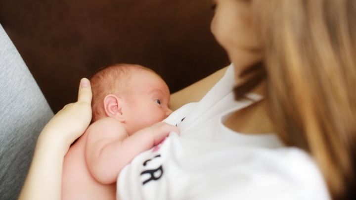 Pese a infección por Covid-19 de madres, expertos recomiendan la lactancia materna