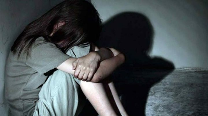 Pedófilo: Padrastro depravado pide a su hijastra "pasar a segunda base" con él; ella tenía 13 años