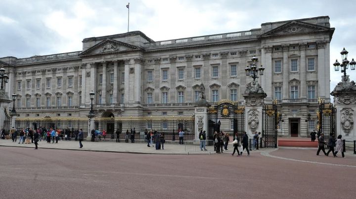 ¡Insólito! Arrestan a un hombre cargando un hacha que se acercaba al Palacio de Buckingham
