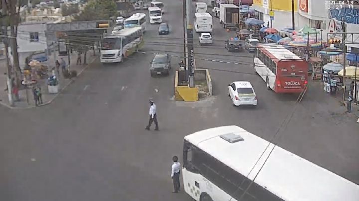 FUERTE VIDEO: Camión de pasajeros embiste a un policía; su rostro fue gravemente herido